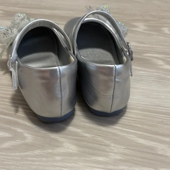 Elegant Silver Kids Dress Shoes with Bow Accents - Picture 3 of 3